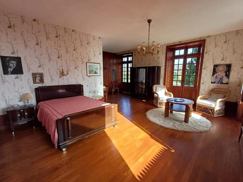 Maison - 211 m² - 8 pièces