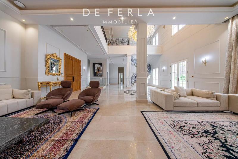 Villa - 1 200 m² - 12 pièces