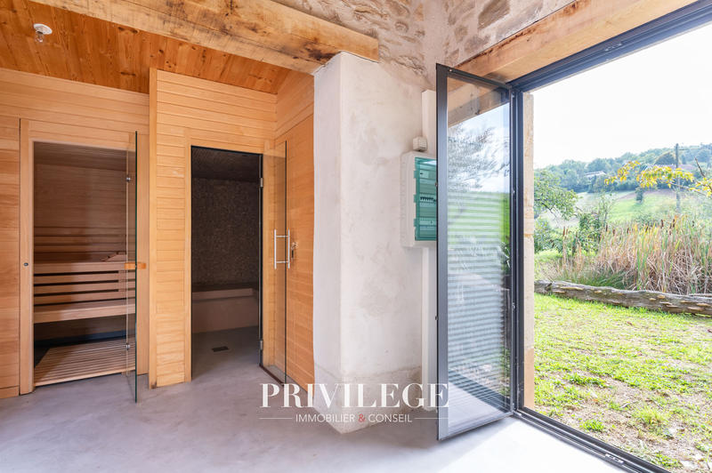 Propriété - 304 m² - 6 pièces