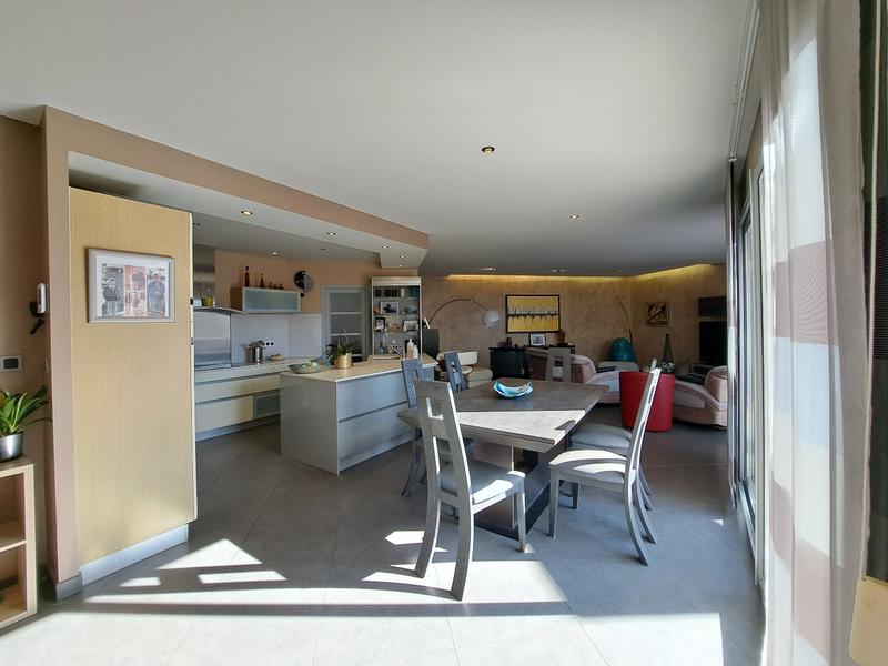 Maison - 175 m² - 9 pièces