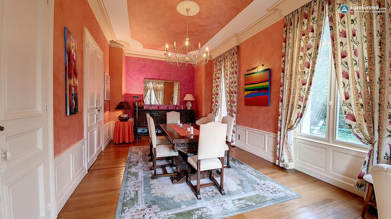 Maison - 285 m² - 9 pièces