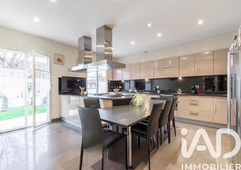 Maison - 1 m² - 15 pièces