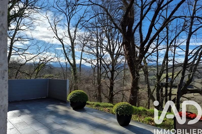 Maison - 235 m² - 9 pièces