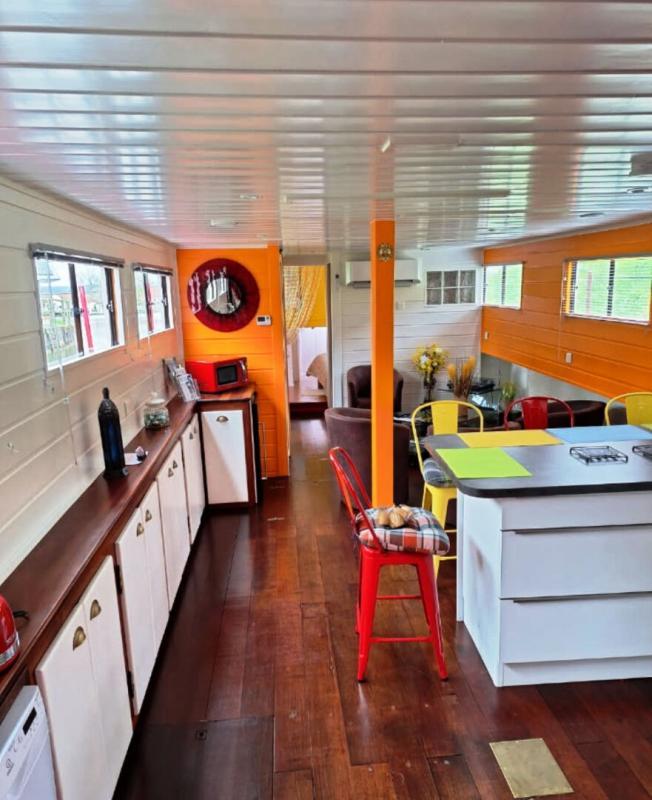 Péniche - 100 m² - 4 pièces