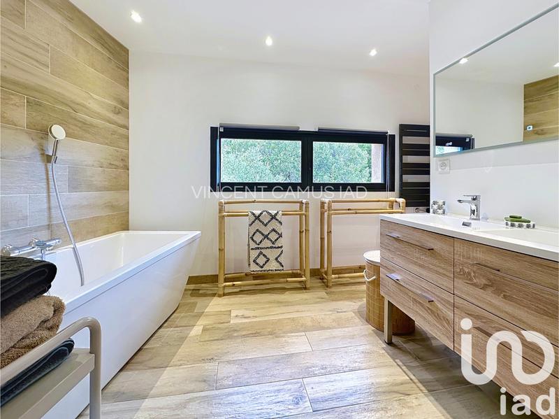 Maison - 221 m² - 7 pièces