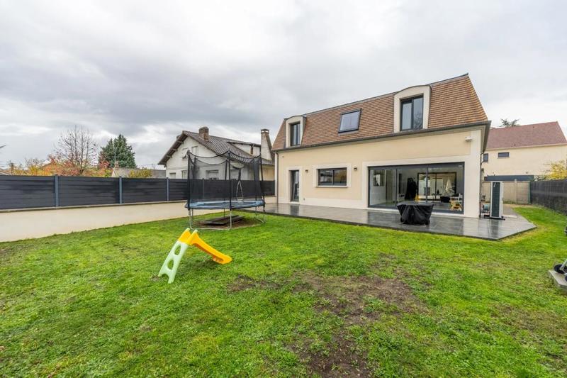 Maison - 168 m² - 8 pièces