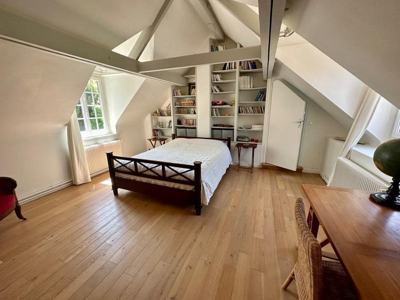 Maison - 330 m² - 11 pièces