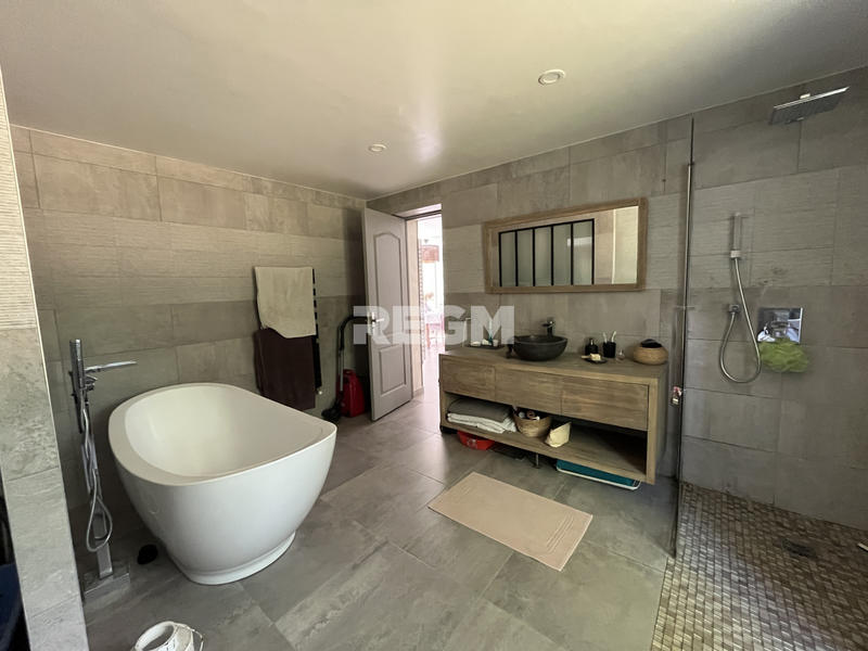 Maison - 200 m² - 7 pièces