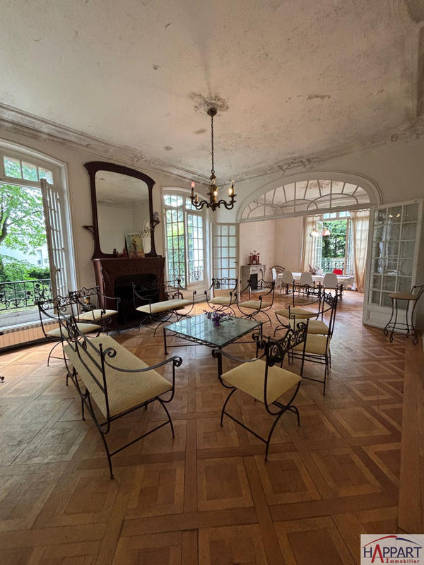 Maison - 260 m² - 9 pièces