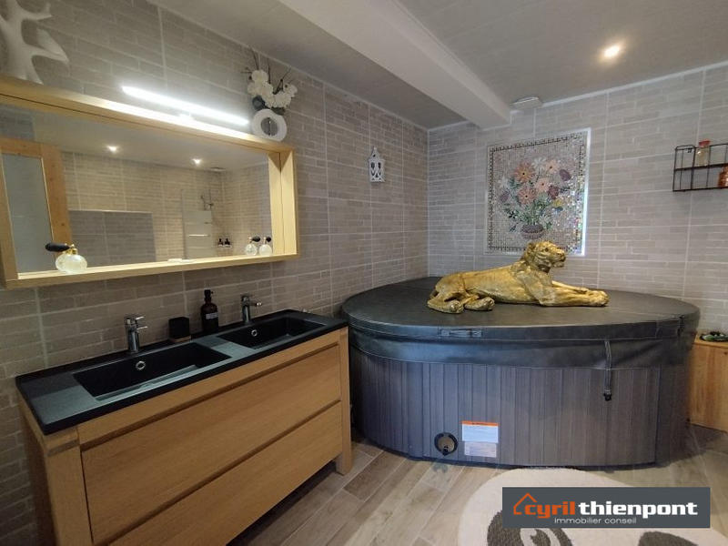 Maison - 323 m² - 12 pièces