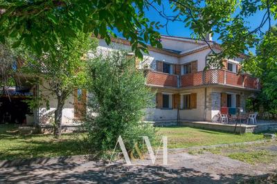 Propriété - 303 m² - 12 pièces