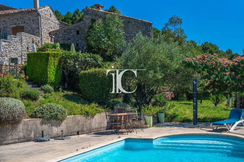 Propriété - 363 m² - 12 pièces