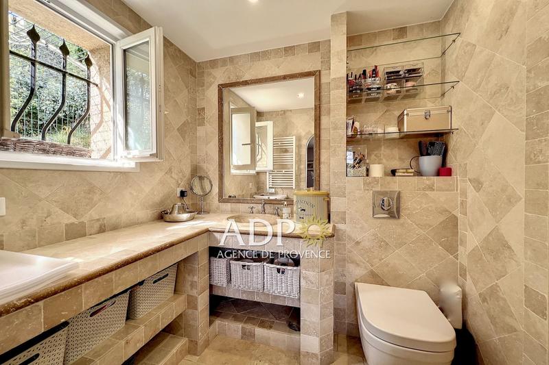 Propriété - 300 m² - 8 pièces