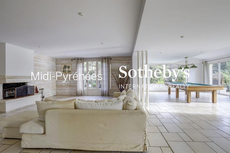 Maison - 270 m² - 10 pièces