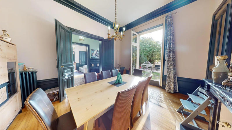 Maison - 252 m² - 9 pièces