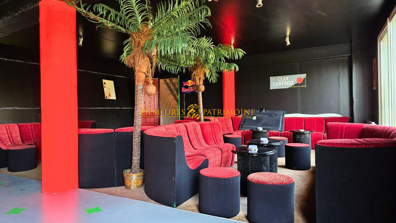 Maison - 700 m² - 9 pièces