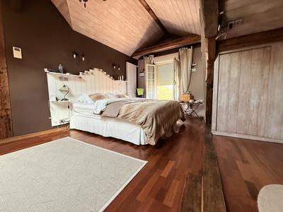 Maison - 750 m² - 25 pièces