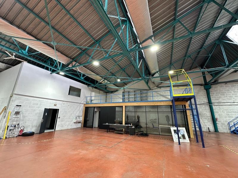 Entrepôt - 994 m² - 15 pièces