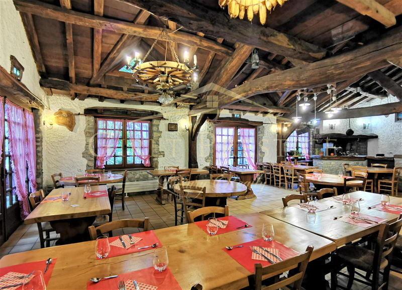 Maison - 380 m² - 12 pièces