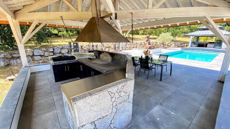 Propriété - 245 m² - 7 pièces