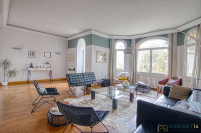 Maison - 342 m² - 9 pièces