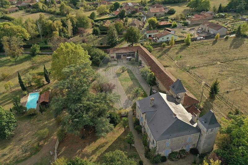 Château - 765 m² - 16 pièces