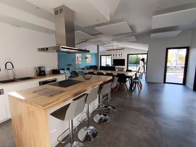 Maison - 230 m² - 9 pièces