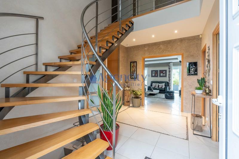 Maison - 214 m² - 7 pièces