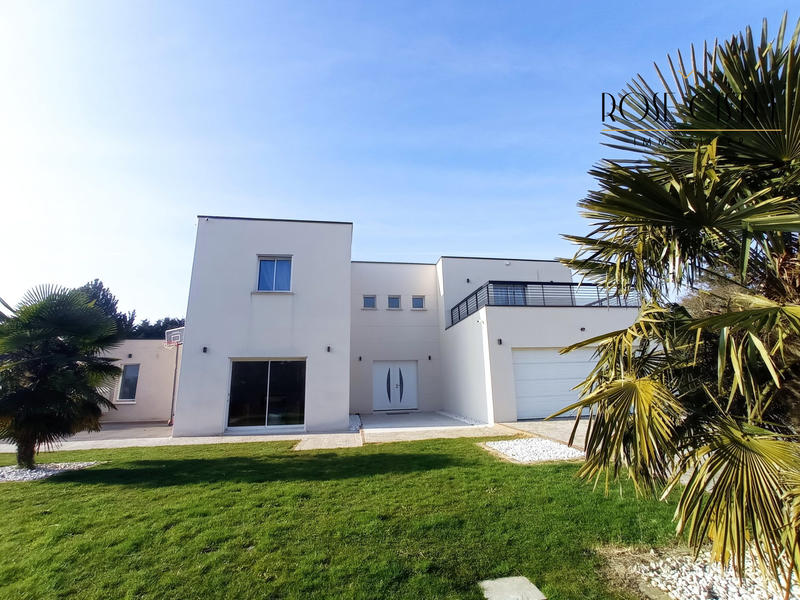 Maison contemporaine - 251 m² - 6 pièces