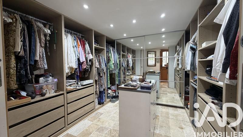 Maison - 231 m² - 7 pièces