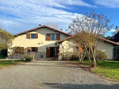 Maison - 210 m² - 8 pièces