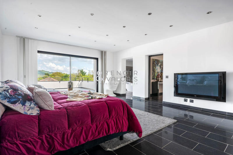 Maison contemporaine - 370 m² - 7 pièces