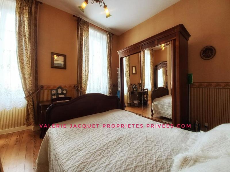 Maison - 220 m² - 7 pièces