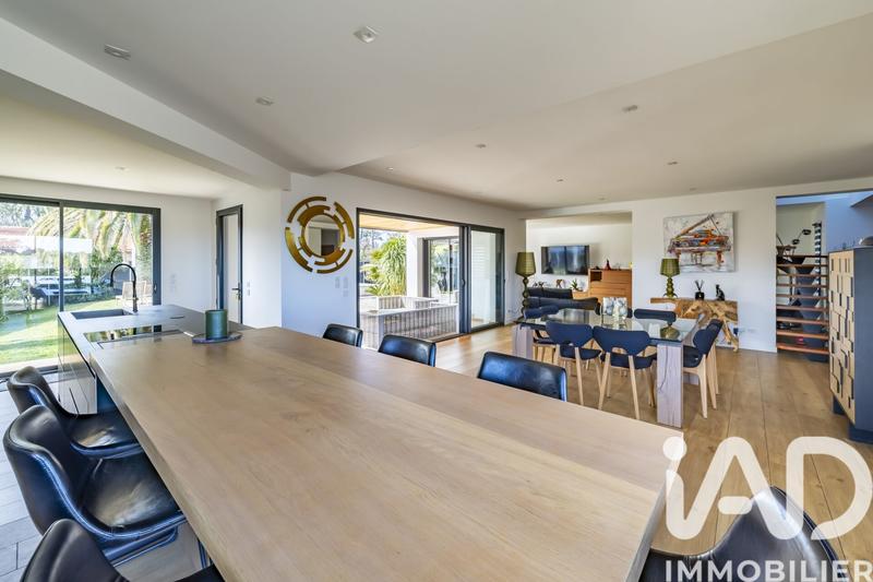 Maison - 260 m² - 6 pièces