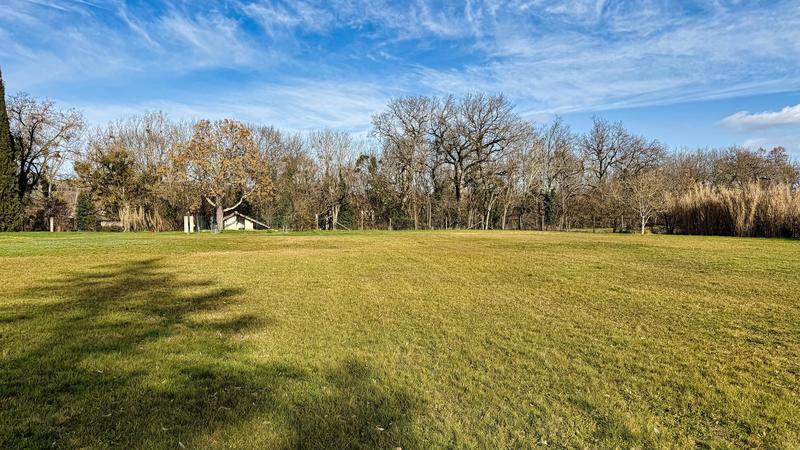 Terrain constructible - 1 077 m²