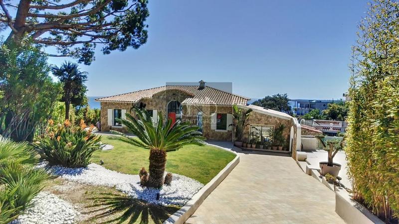 Villa - 200 m² - 6 pièces