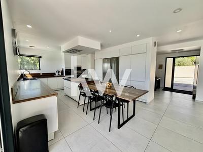 Maison - 230 m² - 8 pièces