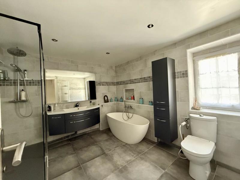 Maison - 250 m² - 10 pièces