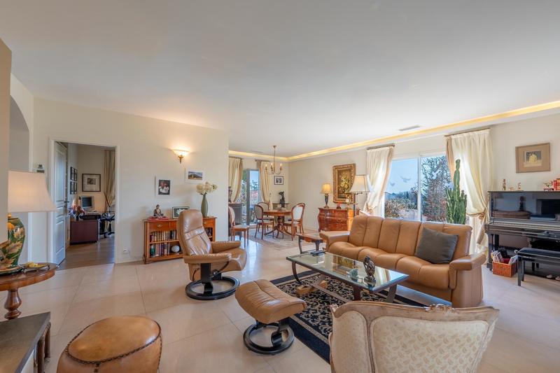 Maison - 202 m² - 6 pièces