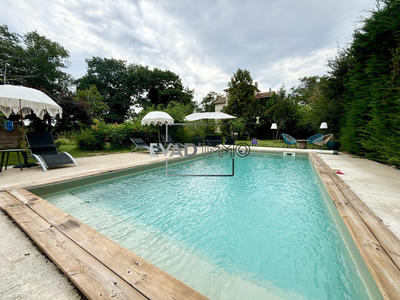 Maison - 325 m² - 10 pièces