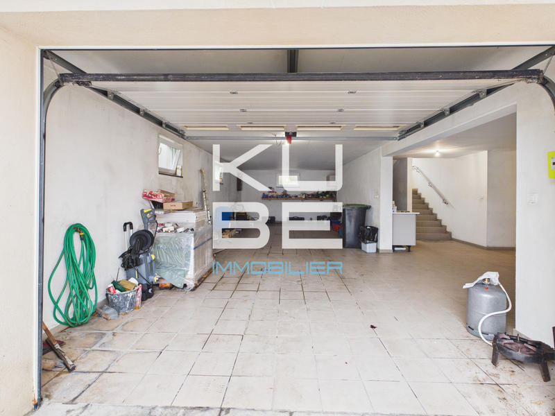 Maison - 220 m² - 8 pièces