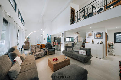 Maison - 218 m² - 5 pièces