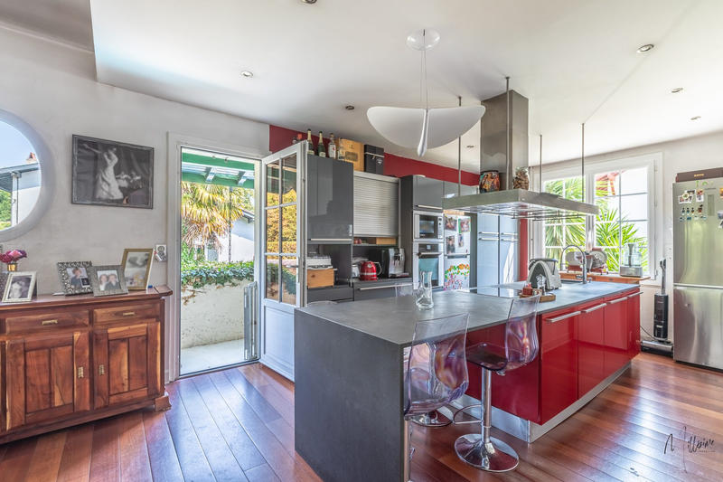 Maison - 300 m² - 10 pièces