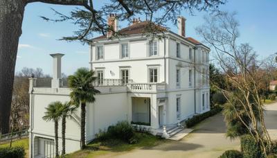 Propriété - 900 m² - 15 pièces