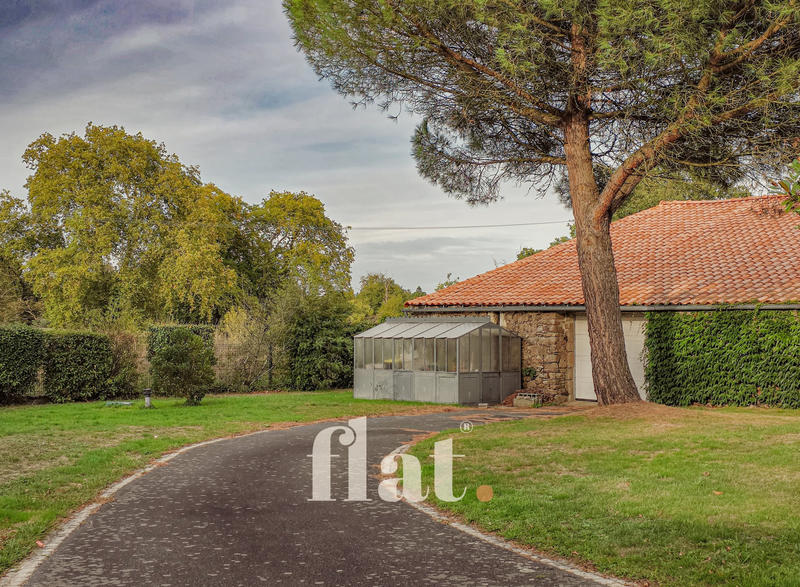 Propriété - 351 m² - 6 pièces