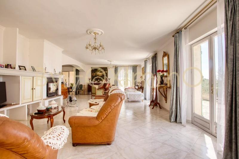 Maison - 220 m² - 5 pièces