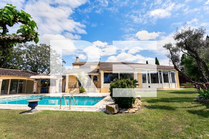 Propriété - 318 m² - 6 pièces