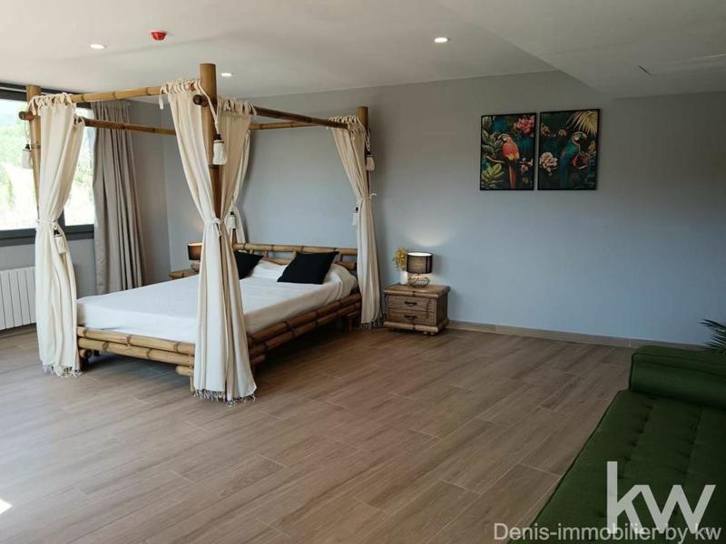 Propriété - 1 050 m² - 15 pièces