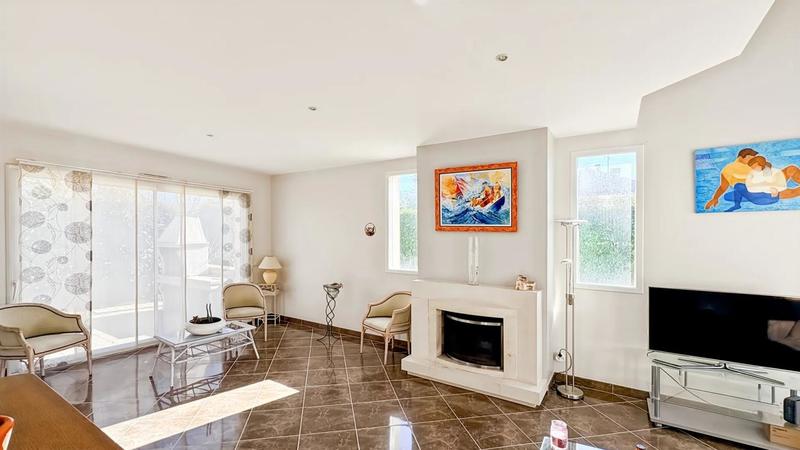 Maison - 202 m² - 9 pièces