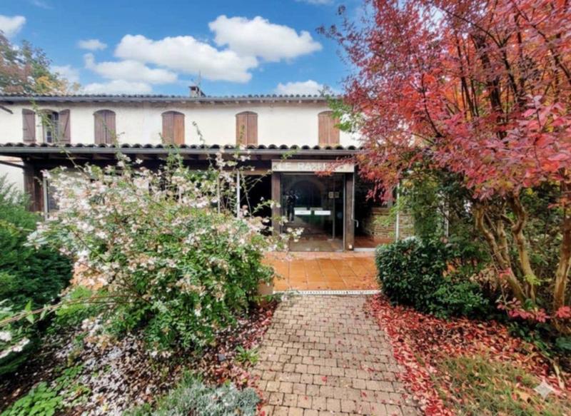 Maison - 1 460 m² - 30 pièces